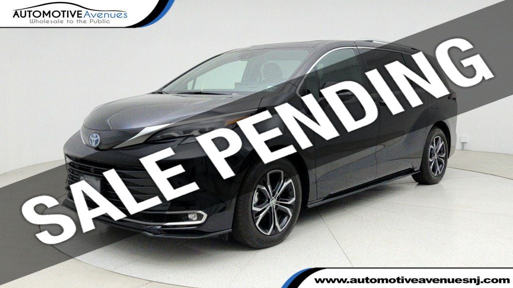 2025 Toyota Sienna Platinum's photo