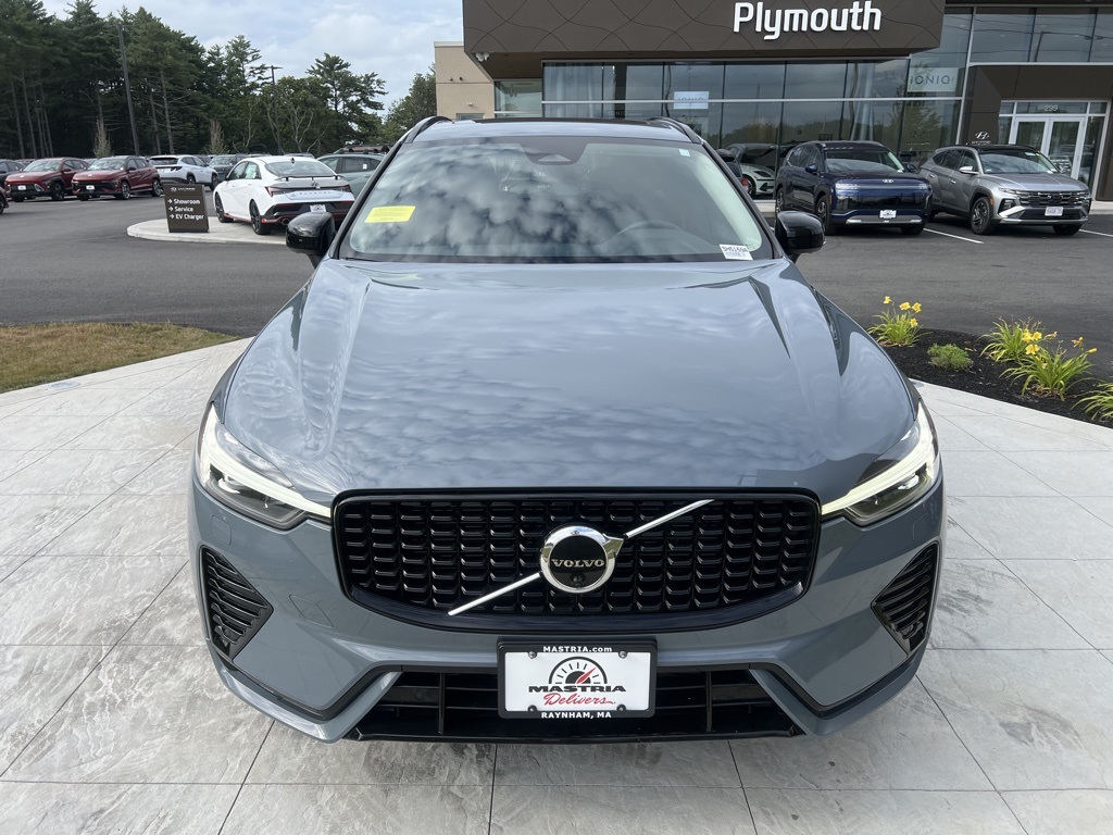 2023 Volvo XC60 B5 Plus photo 2