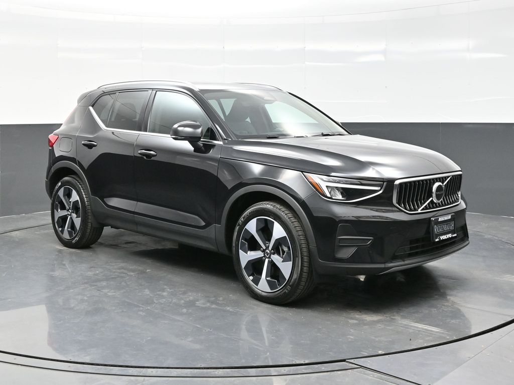 2025 Volvo XC40 Core's photo