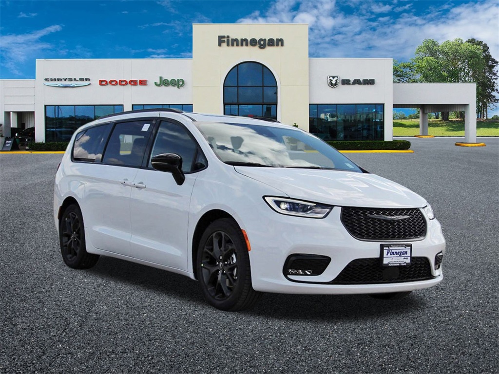 2026 Chrysler Pacifica Limited's photo