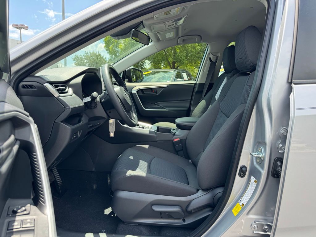 2025 Toyota RAV4 Hybrid LE photo 16