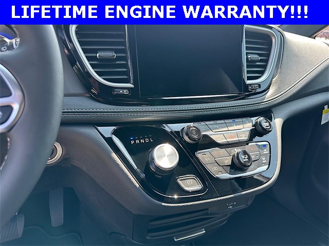 2026 Chrysler Pacifica photo 19