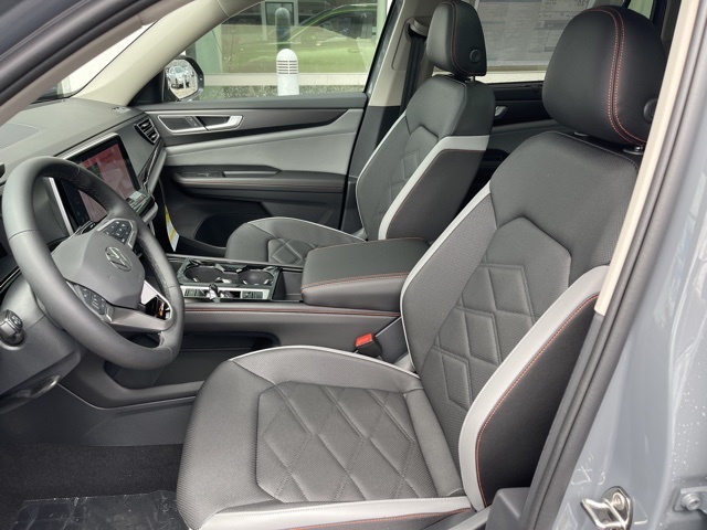 2025 Volkswagen Atlas SE Technology Peak Edition photo 9