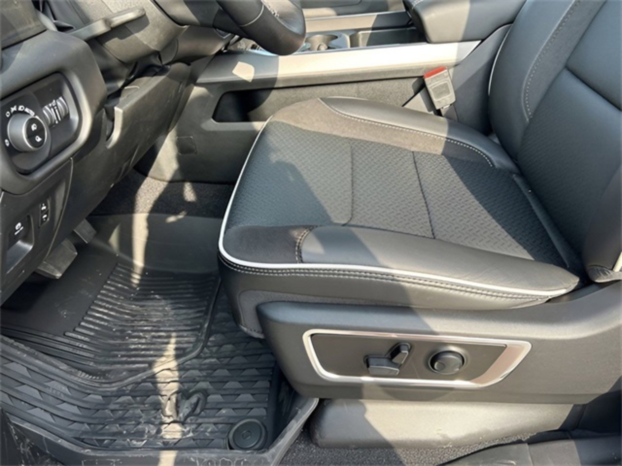 2025 RAM Ram 1500 Pickup Laramie's photo