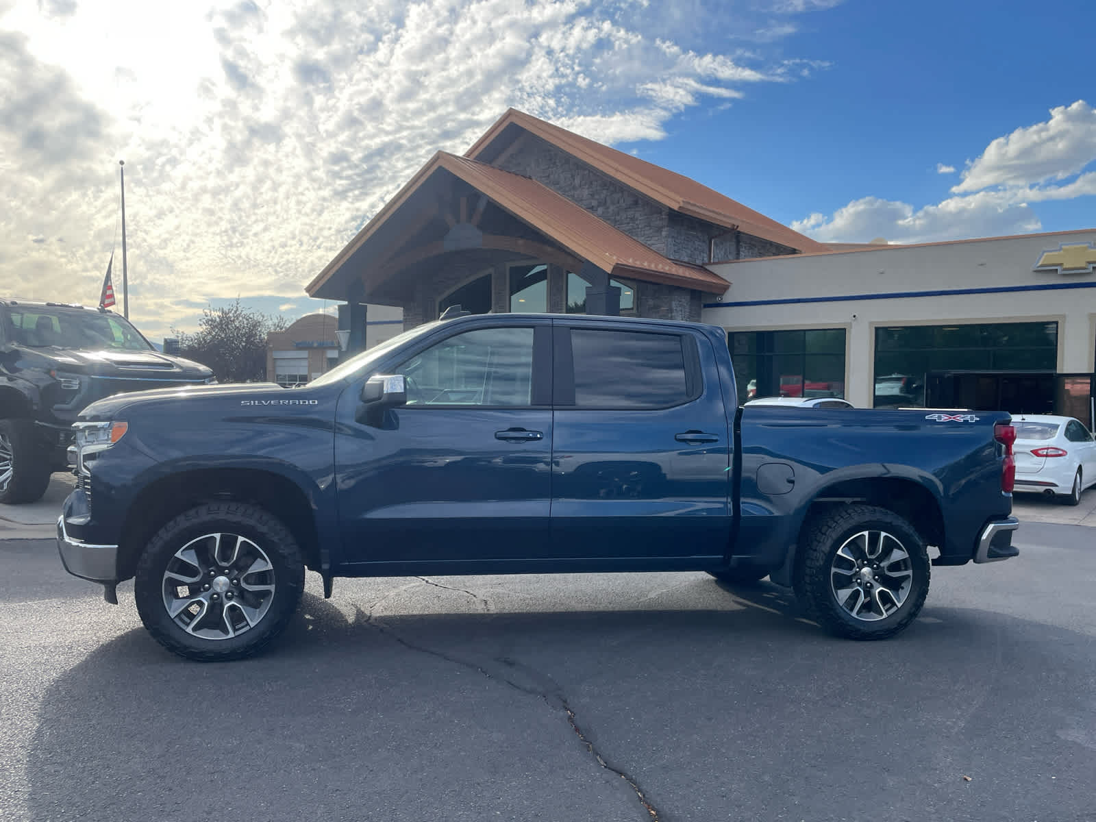 2022 Chevrolet Silverado 1500 LT photo 2