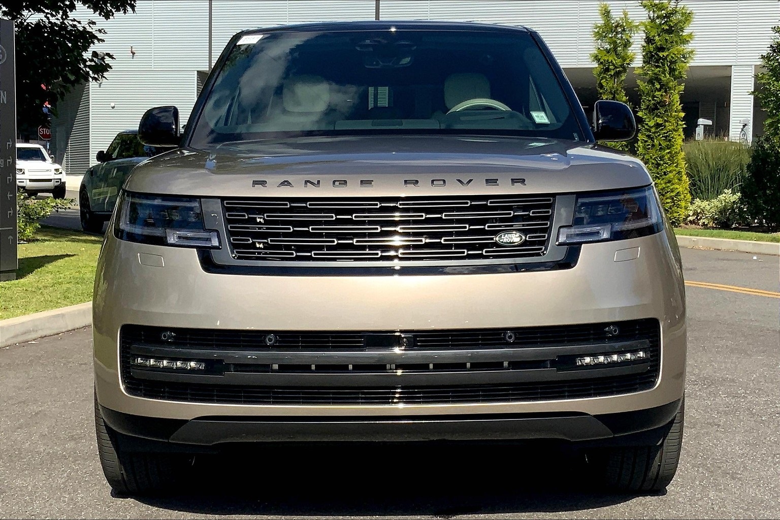 2025 Land Rover Range Rover SE photo 2