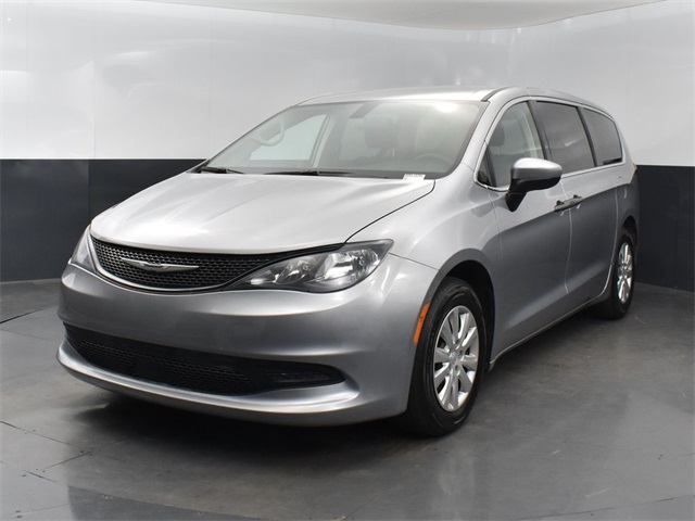 2021 Chrysler Voyager L's photo