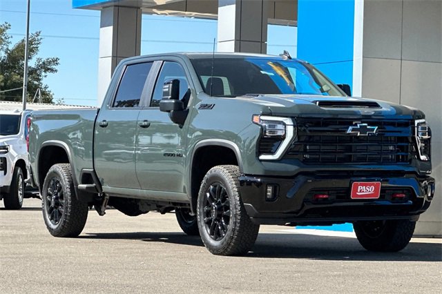 2025 Chevrolet Silverado 2500HD LT photo 2
