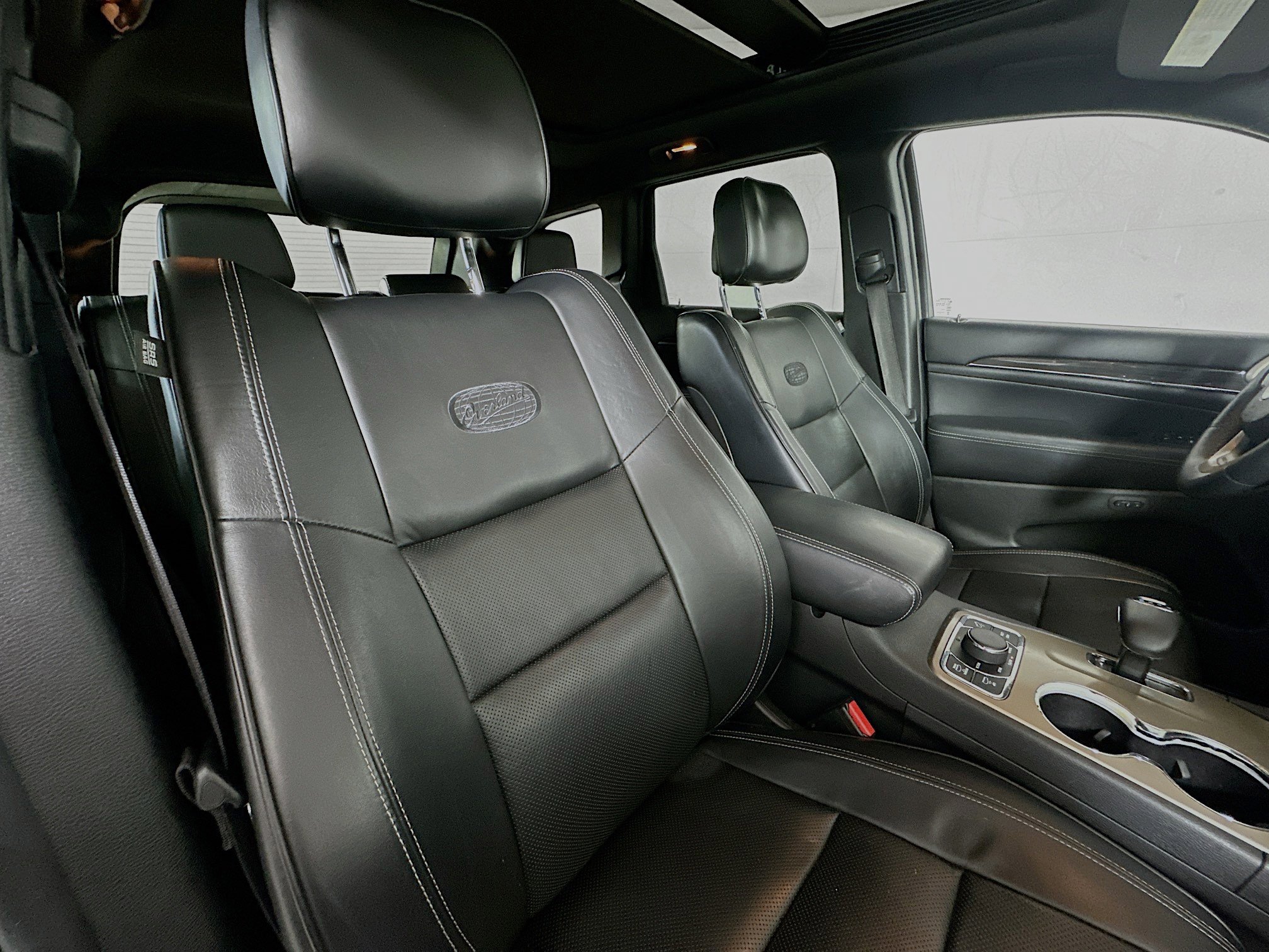 2015 Jeep Grand Cherokee Overland photo 28