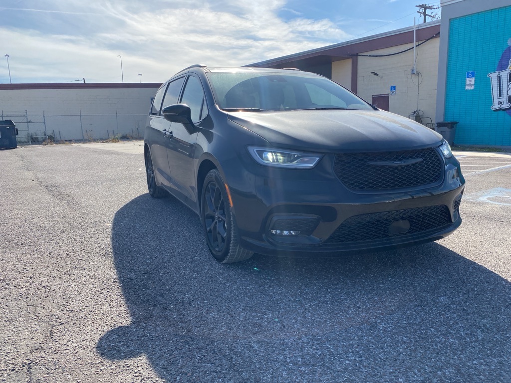 2025 Chrysler Pacifica Limited's photo