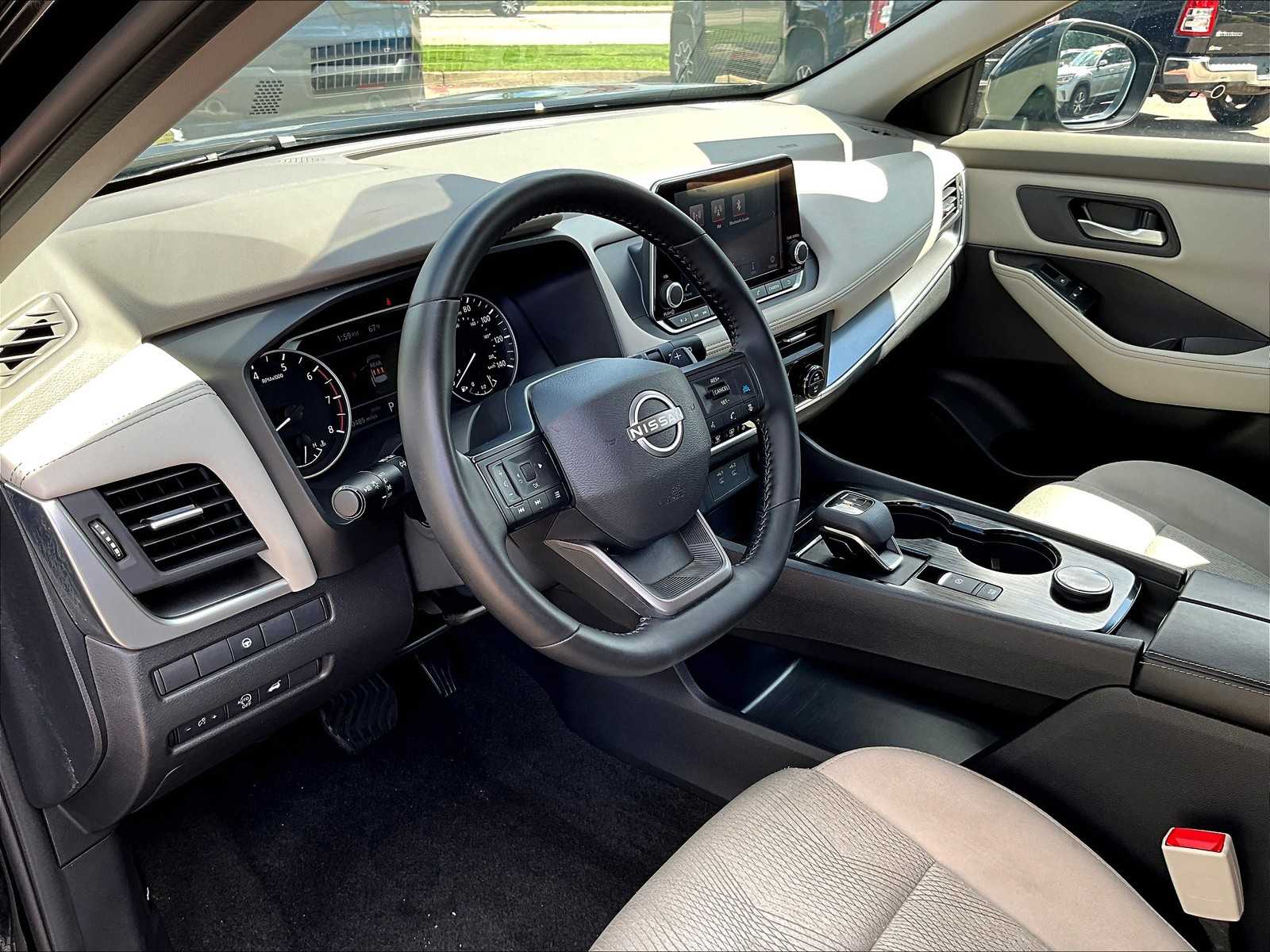 2025 Nissan Rogue SV photo 4
