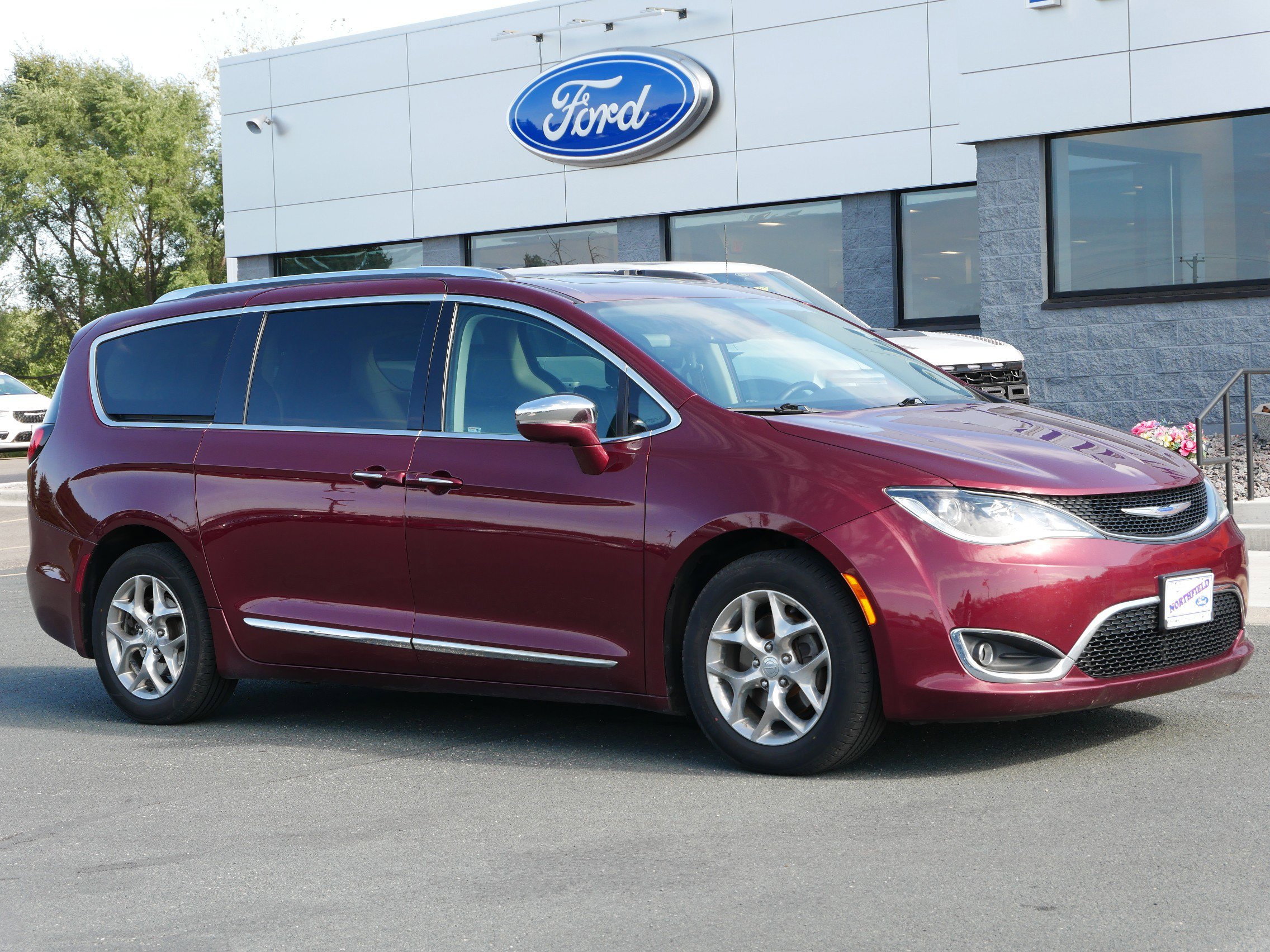 Used 2018 Chrysler Pacifica Limited with VIN 2C4RC1GG4JR310991 for sale in Northfield, Minnesota