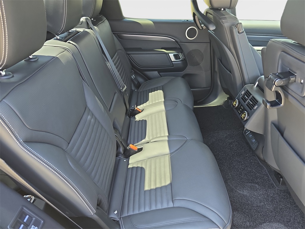 2025 Land Rover Discovery Metropolitan Edition photo 6