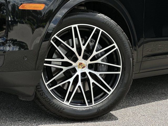 2024 Porsche Cayenne Coupe Base photo 5