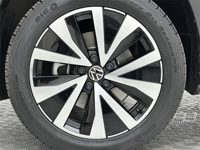 2023 Volkswagen Taos SE photo 2