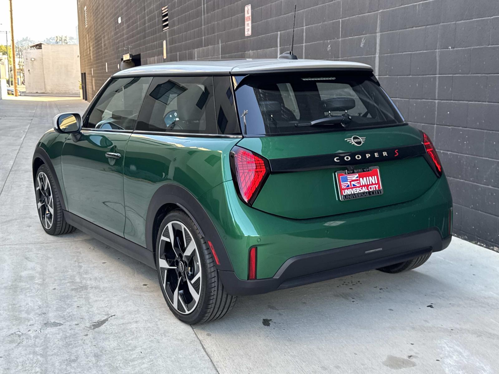 2026 Mini Cooper 2 Door Hardtop Signature photo 2