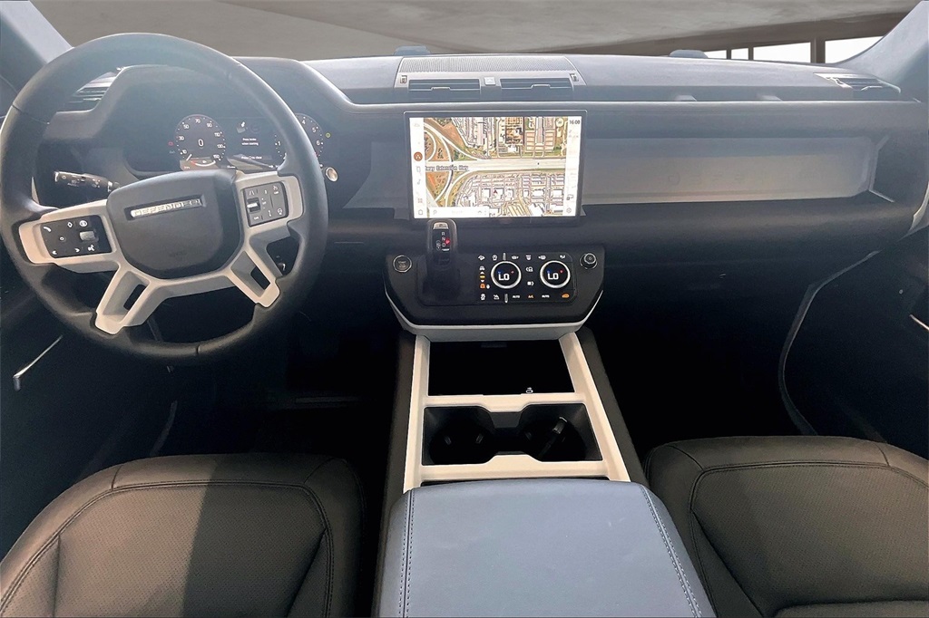 2025 Land Rover Defender 130 X-Dynamic SE photo 4