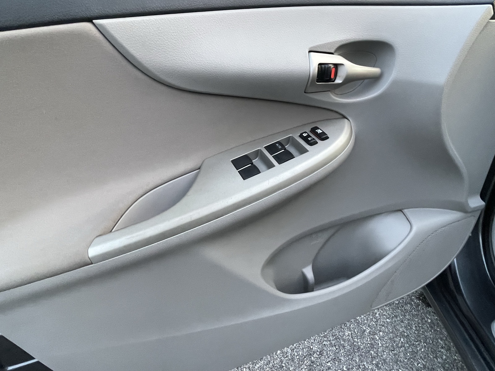 2013 Toyota Corolla LE photo 17