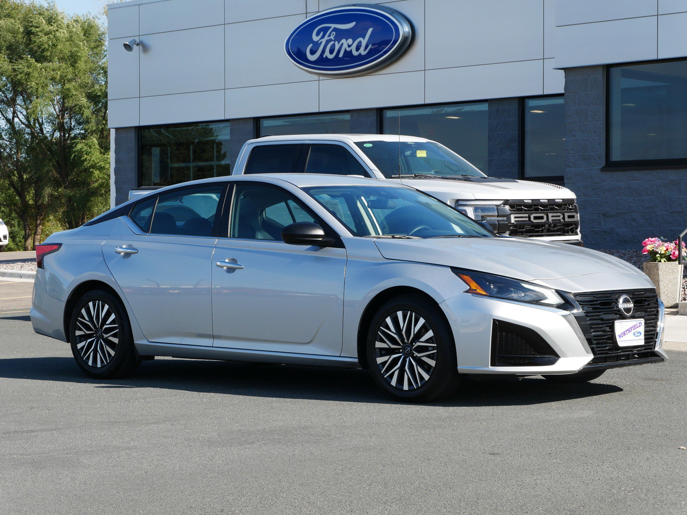 Used 2024 Nissan Altima SV with VIN 1N4BL4DV0RN392304 for sale in Northfield, Minnesota