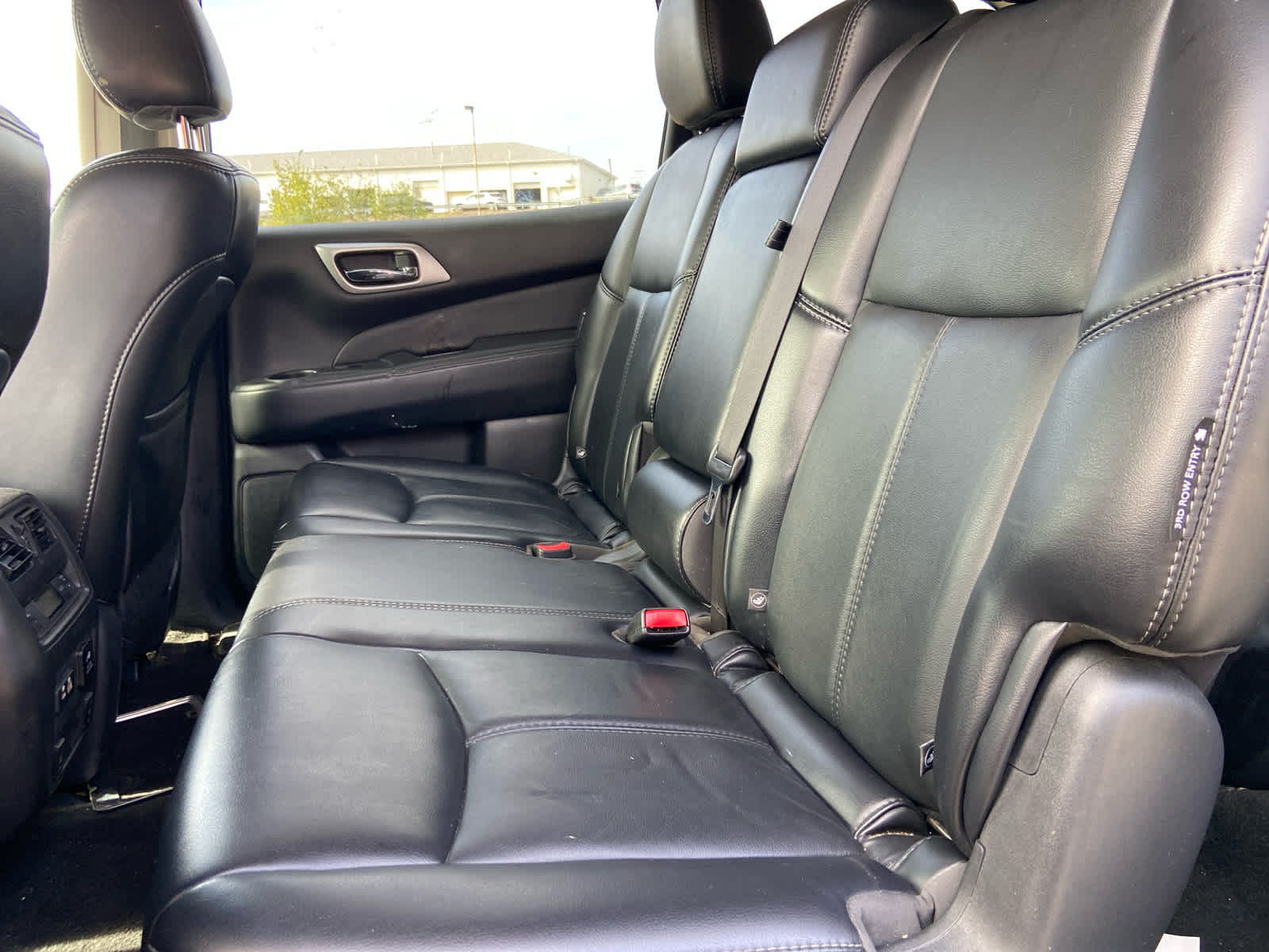 2019 Nissan Pathfinder SL photo 14