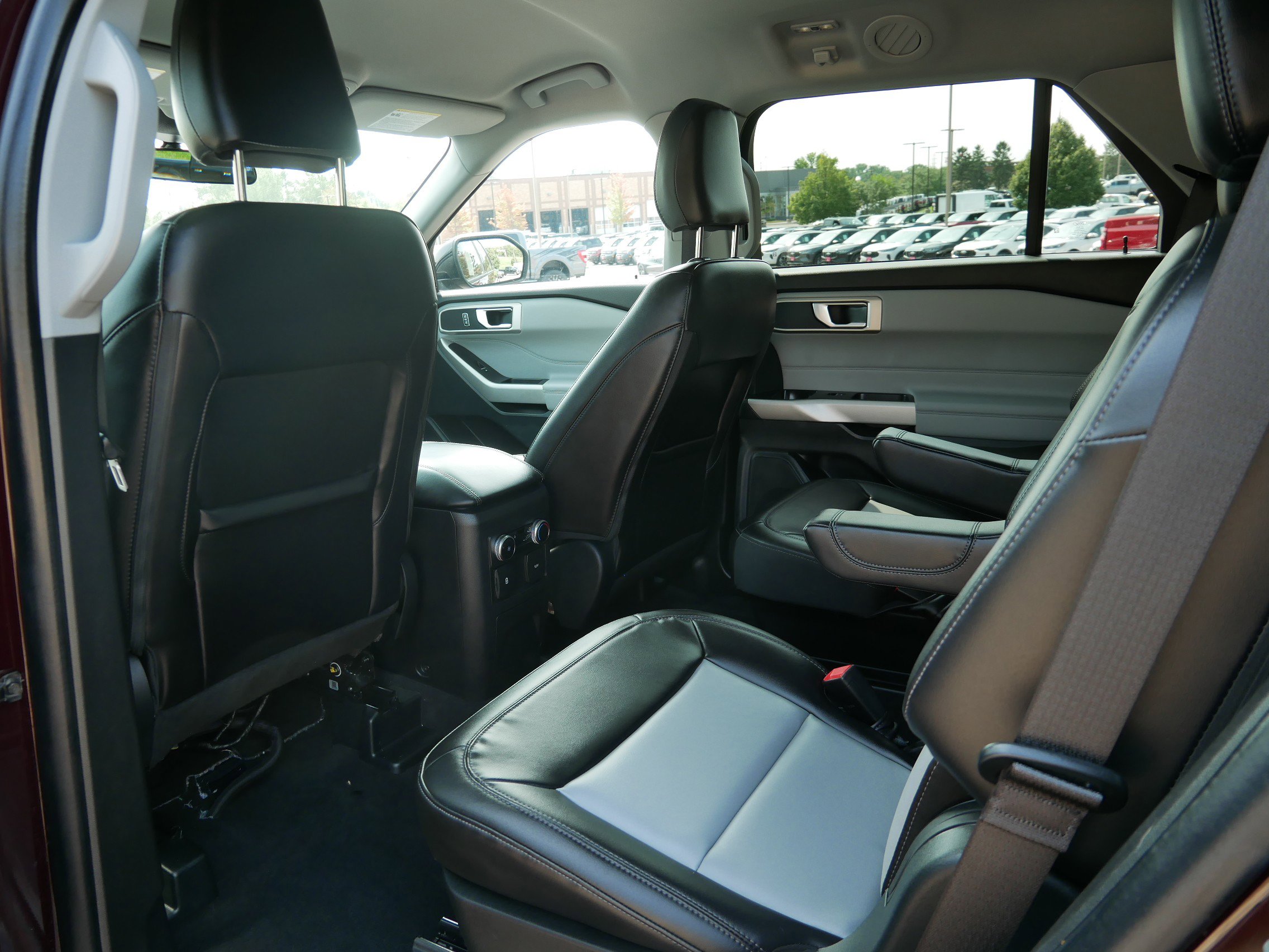 2023 Ford Explorer XLT photo 9
