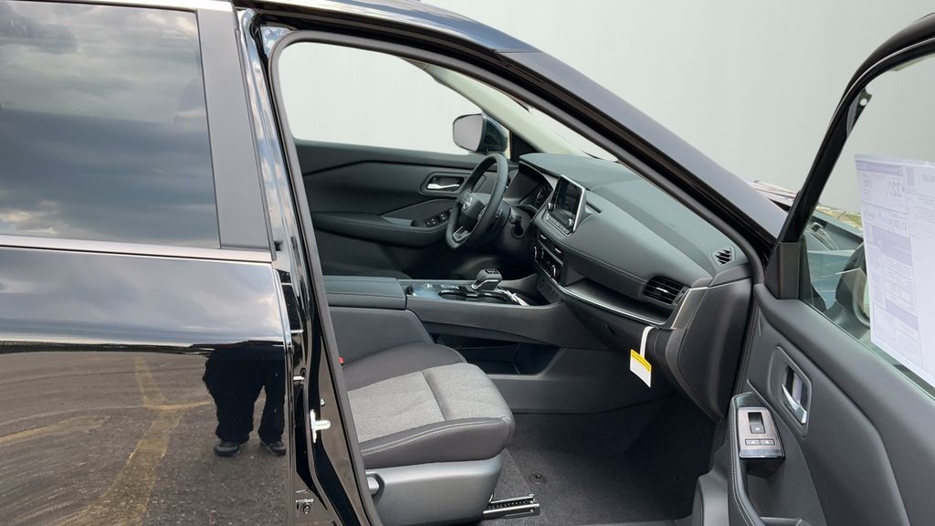 2026 Nissan Rogue SV photo 17