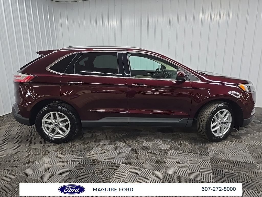 2022 Ford Edge SEL photo 2