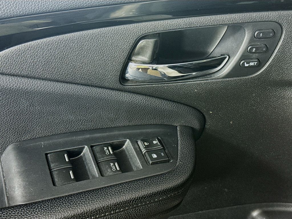 2016 Honda Pilot Elite photo 18