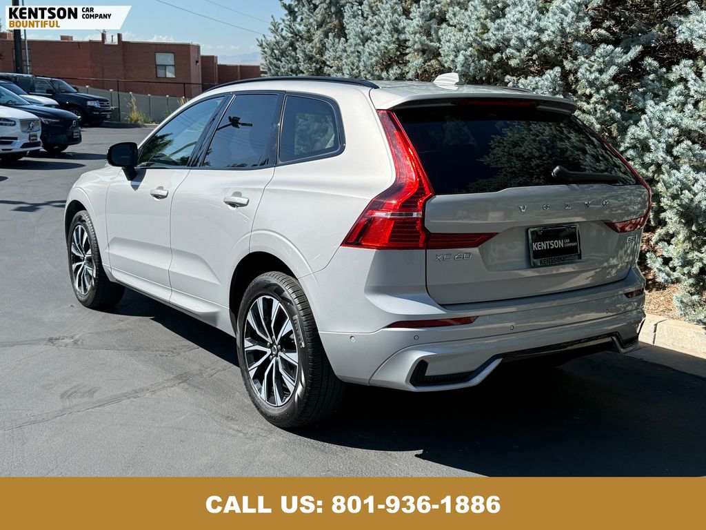2025 Volvo XC60 B5 Plus photo 5