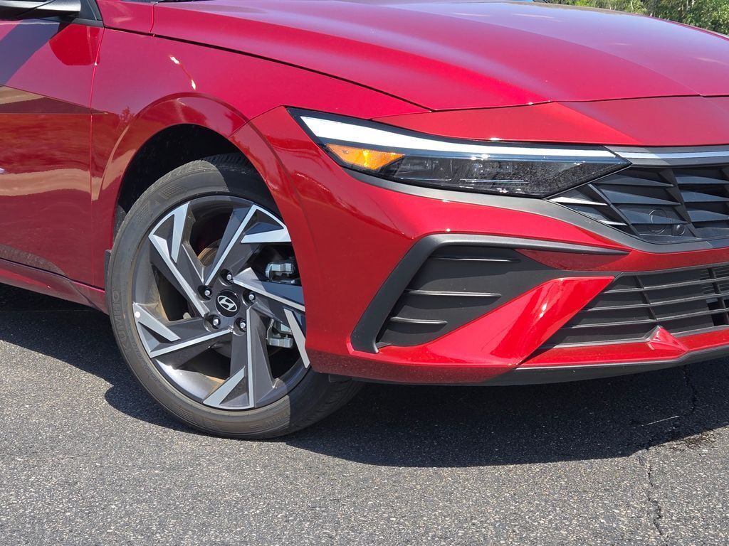 2025 Hyundai Elantra SEL Sport photo 3