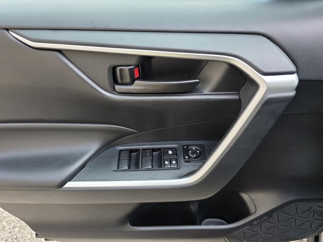 2022 Toyota RAV4 LE photo 9