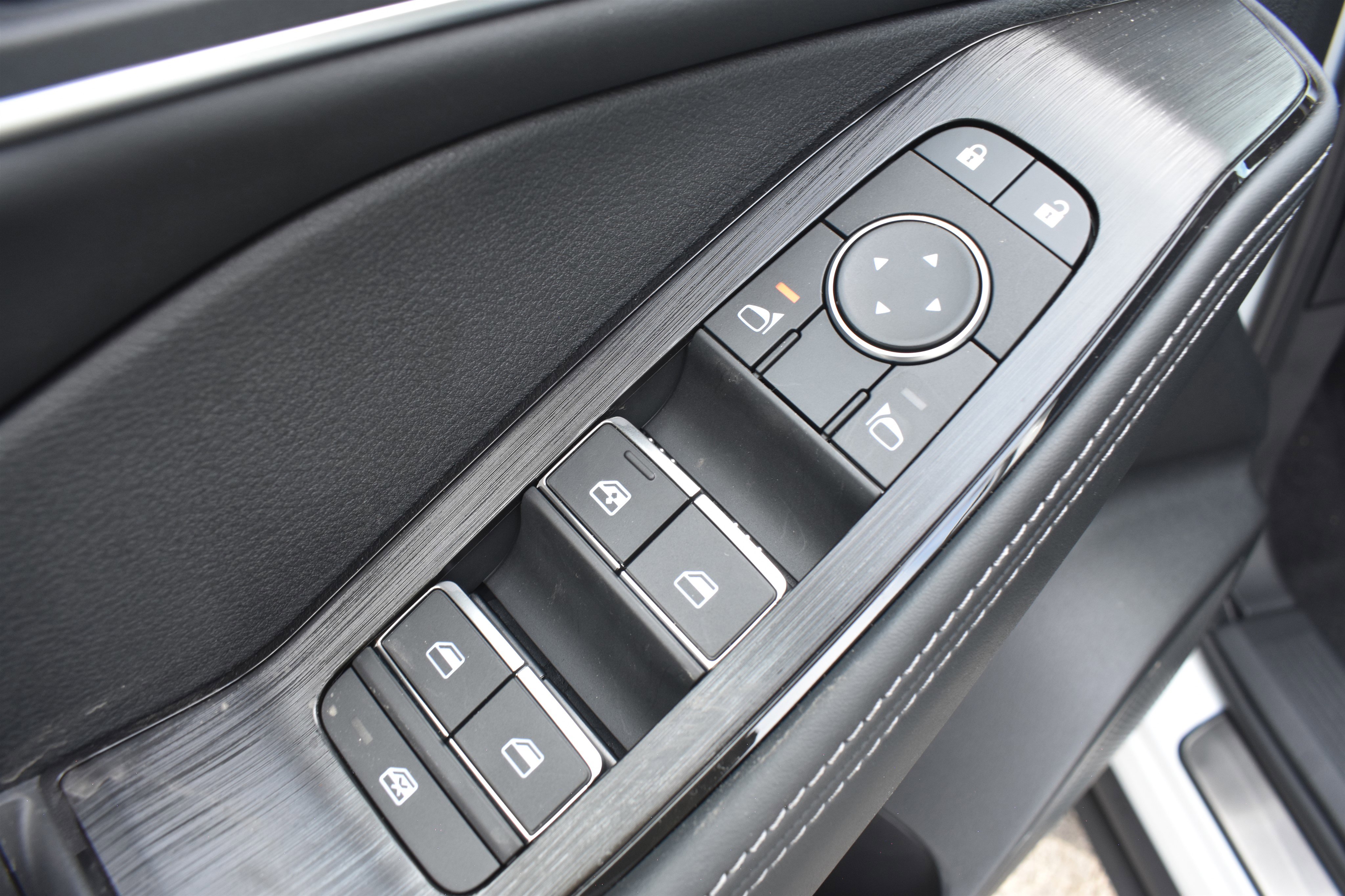 2026 Nissan Rogue Platinum photo 8