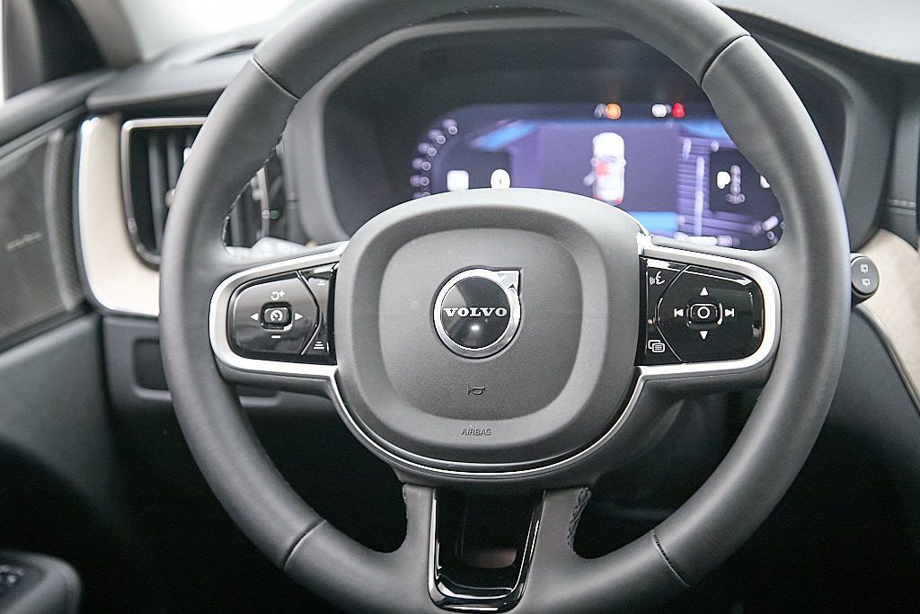 2026 VOLVO XC60 - Image 24