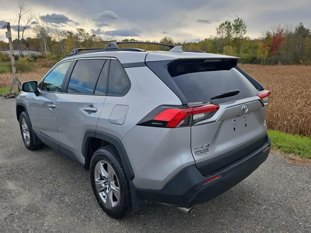 2022 Toyota RAV4 XLE photo 3