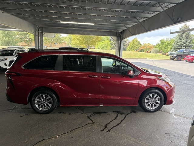 2023 Toyota Sienna XLE photo 4