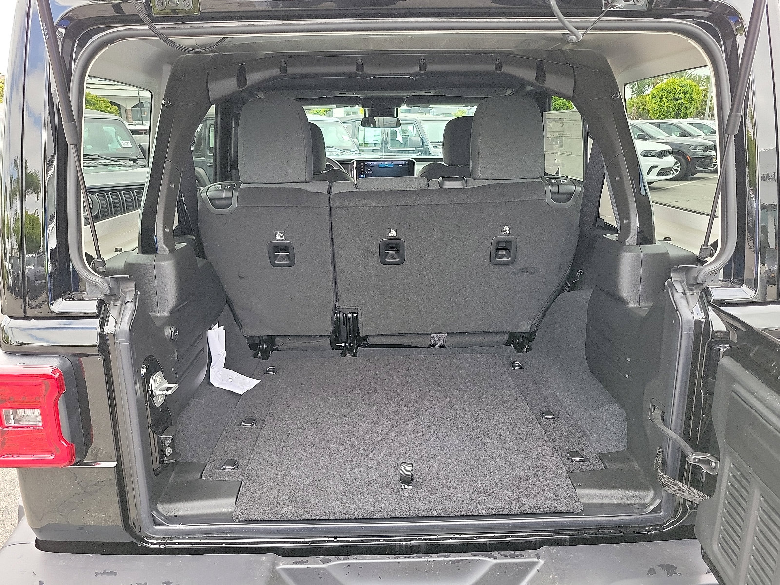 2025 Jeep Wrangler Sahara photo 17