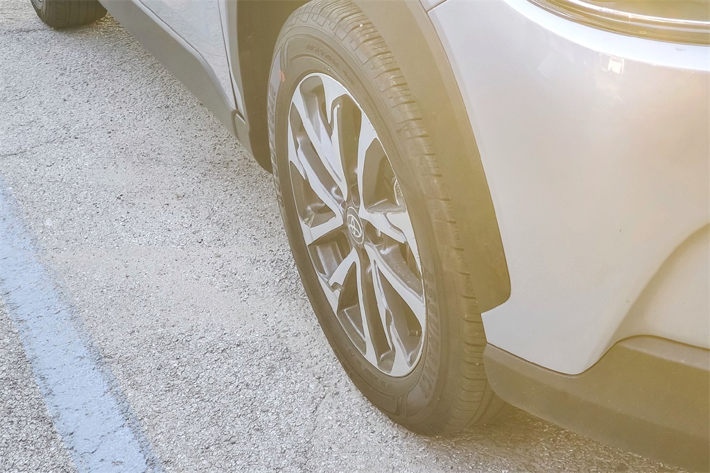 2025 Toyota Corolla Cross XLE photo 2