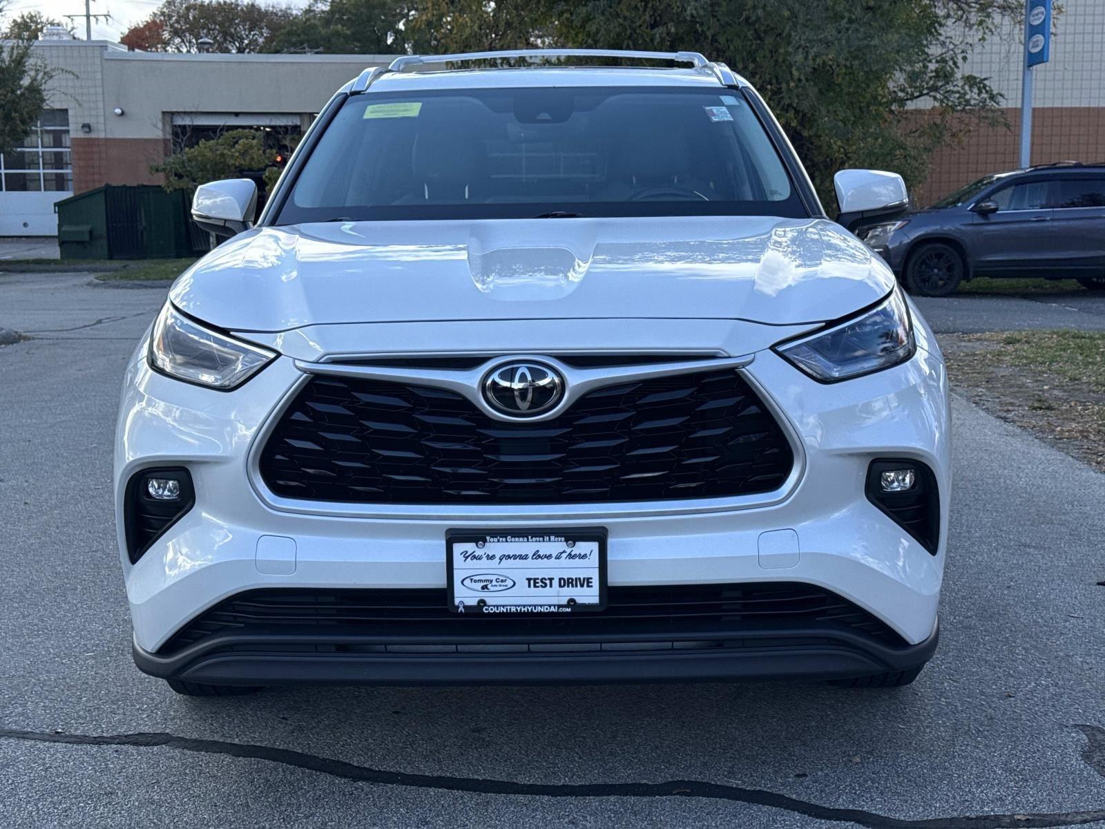 2021 Toyota Highlander XLE photo 2