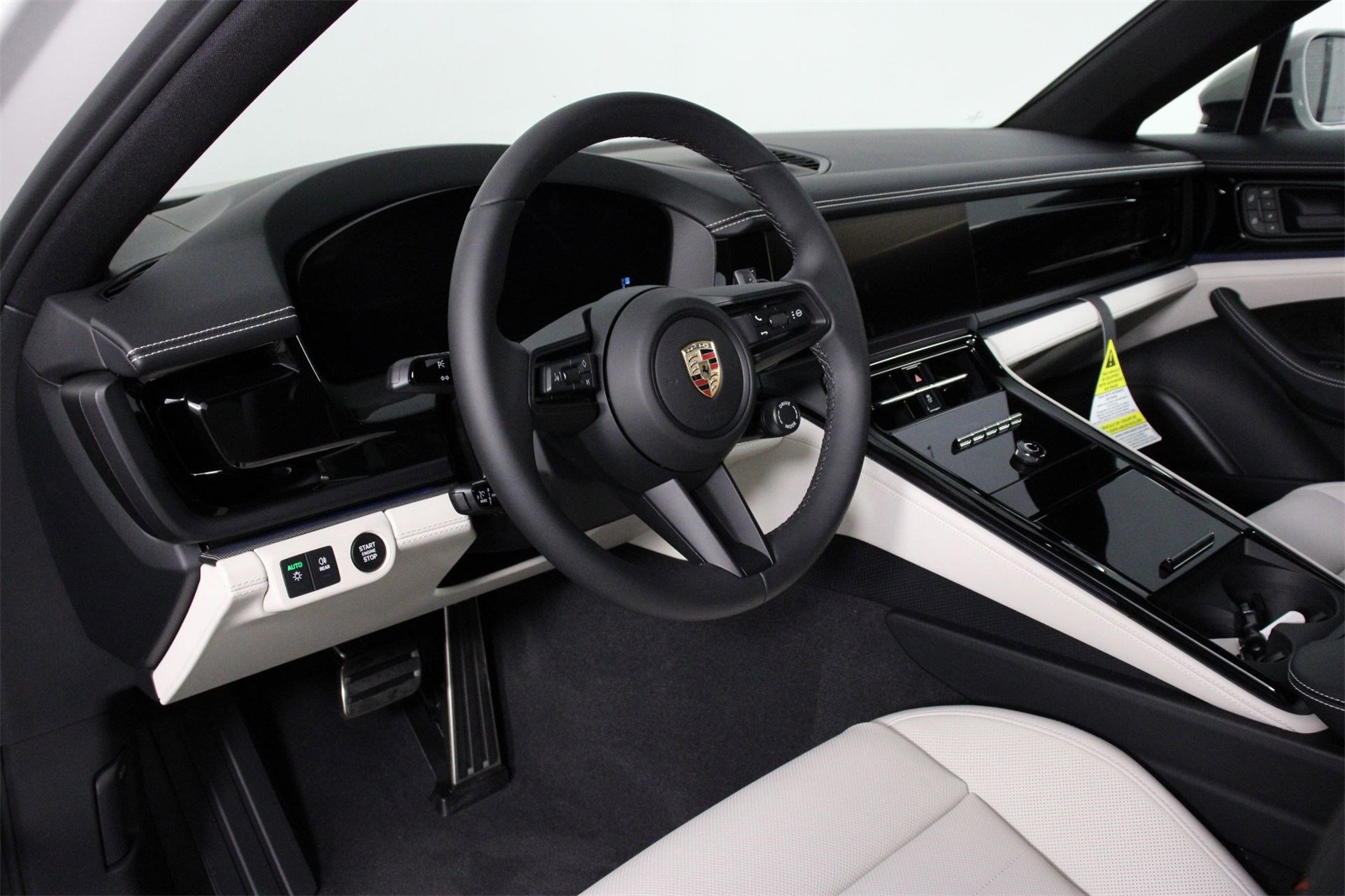 2025 Porsche Panamera 4 photo 4