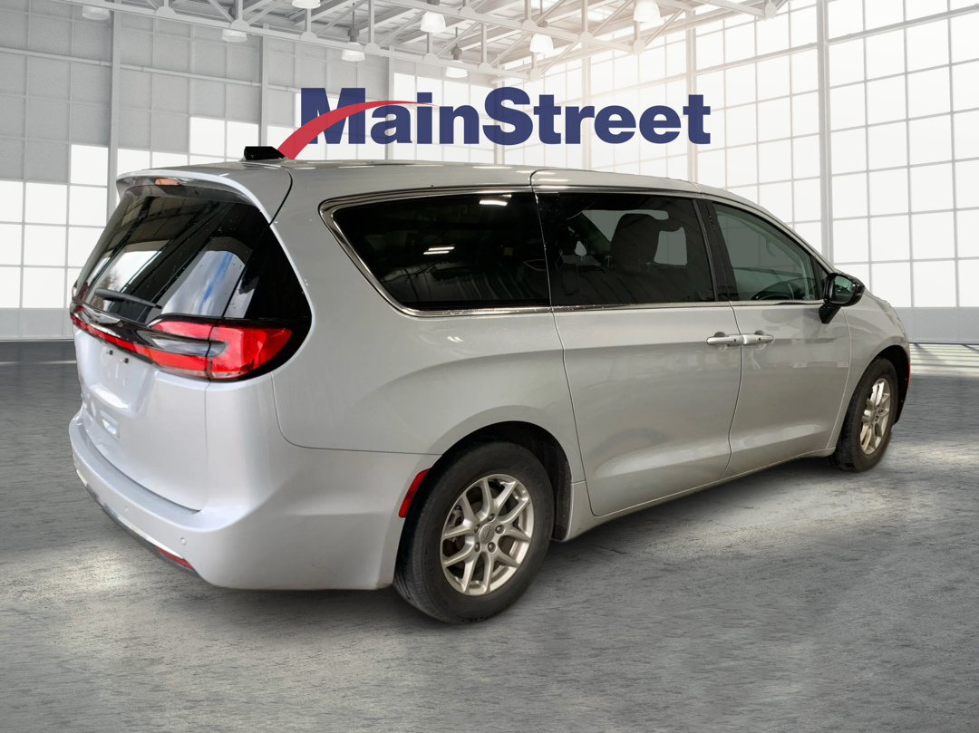 2024 Chrysler Pacifica Touring L photo 4
