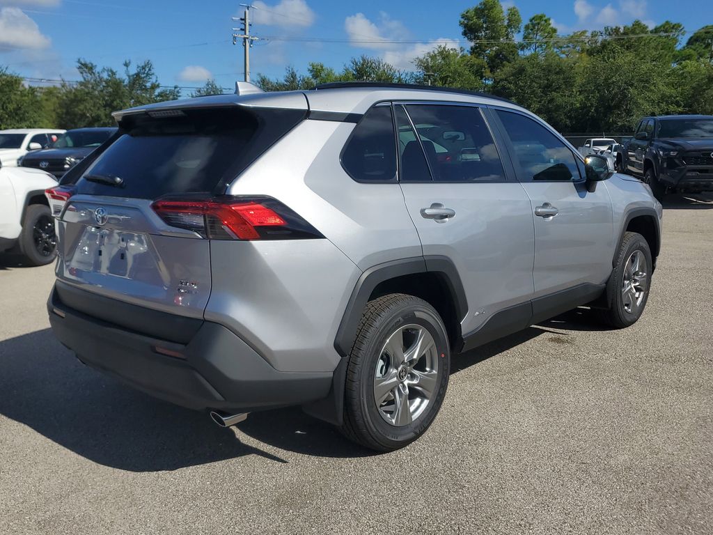 2025 Toyota RAV4 Hybrid XLE photo 4