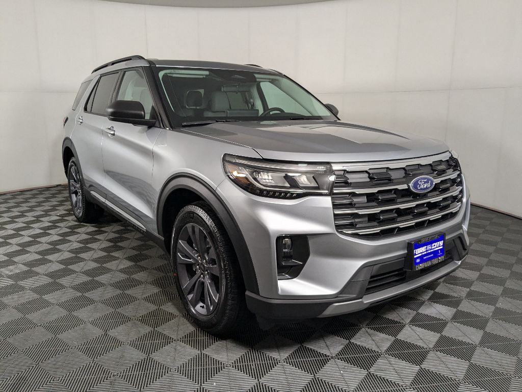 2025 Ford Explorer photo 2