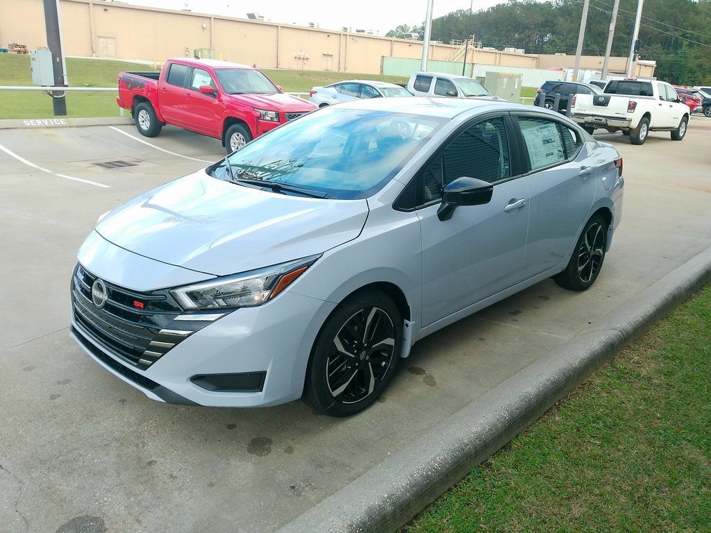 2025 Nissan Versa SR photo 6