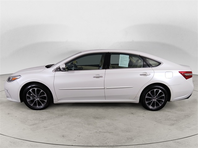 2017 Toyota Avalon XLE Premium photo 2