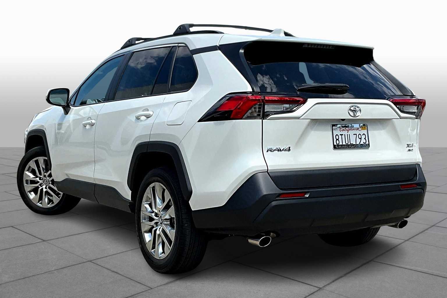 2021 Toyota RAV4 XLE Premium photo 10