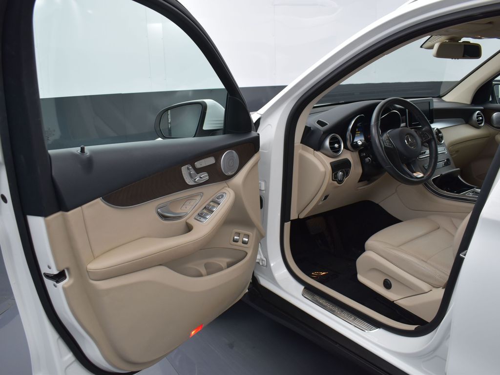 2019 Mercedes Benz GLC 350e 4MATIC photo 4