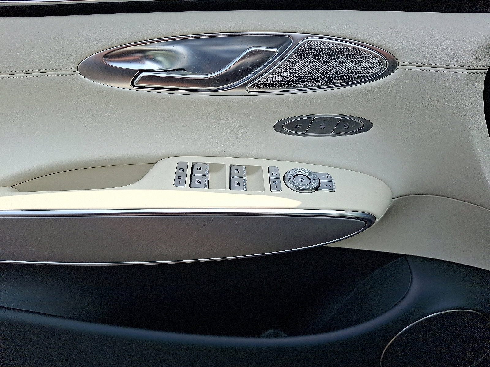 2025 Genesis Electrified GV70 Advanced photo 12