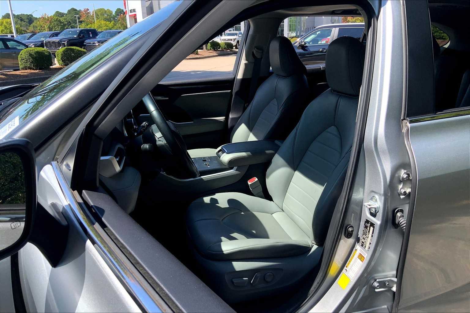 2023 Toyota Highlander XLE photo 7