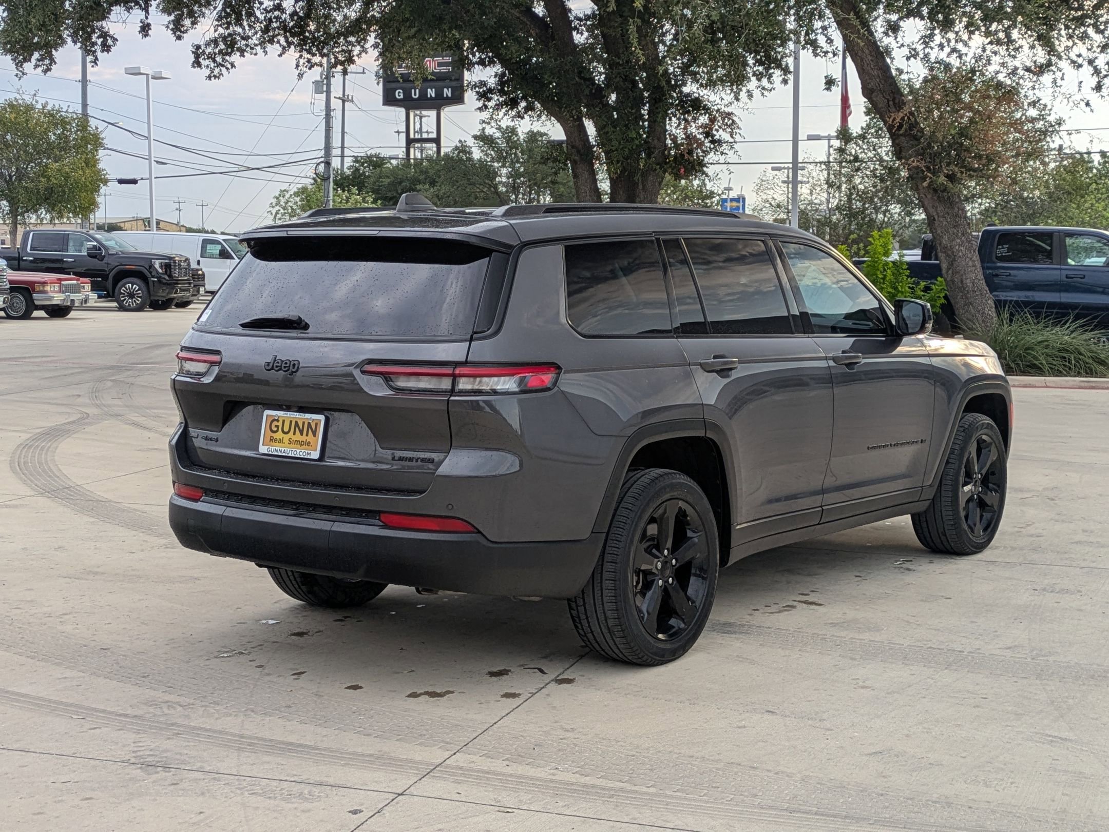 2022 Jeep Grand Cherokee Limited photo 2