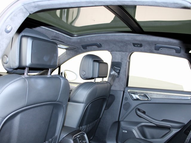 2021 Porsche Macan Turbo photo 21